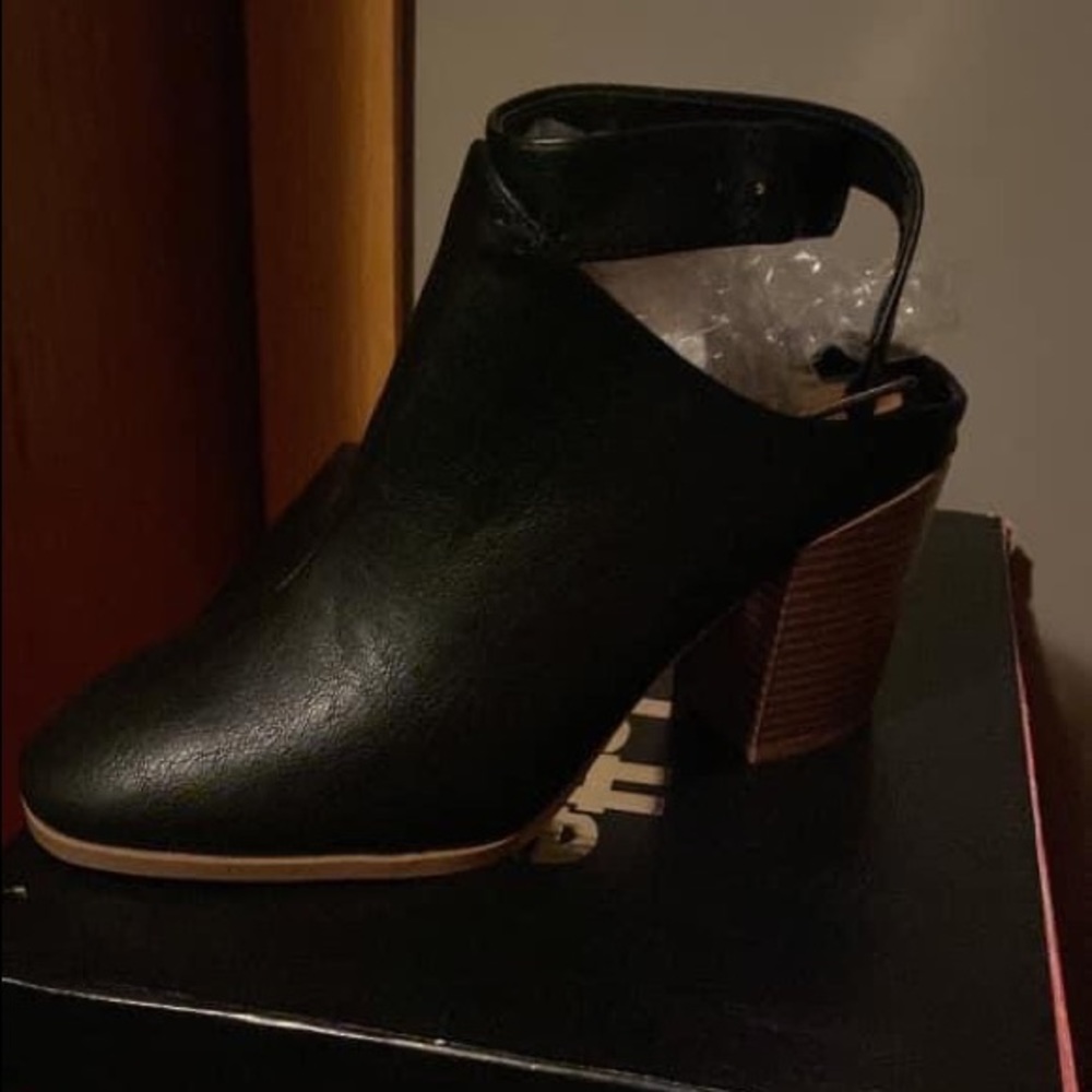 Black Wedge